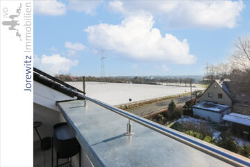 Großzügige Dachgeschoss-Wohnung mit 2 Zimmern, Dachterrasse und Blick über Wiesen und Felder - 004 - Ausblick Balkon