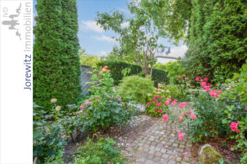 Wohnen im Dorfkern von Bi-Schildesche: Gemütliches Reihenhaus mit schönem Garten und Garage - 005 - Blick in den Garten - Ansicht 2
