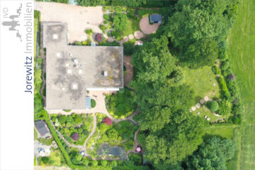 Bi-Hillegossen: Großzügiger Bungalow mit parkähnlichem Traumgarten, Schwimmbad und Einliegerwohnung - 003 - Luftansicht