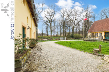 Außergewöhnliche Schloss-Wohnung mit 3 Zimmern über zwei Ebenen in Kirchlengern - 005 - Gartenansicht