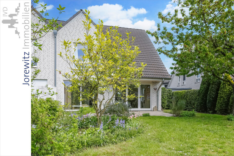 Bi-Jöllenbeck (Sackgasse): Familienfreundliche und sonnige Doppelhaushälfte mit schönem Garten - 001 - Gartenansicht 1