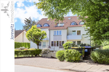 Top-Lage am Wald von Bielefeld-Hoberge: 3 Zimmer-Wohnung mit drei Balkonen und einer Loggia - 002 - Straßenansicht