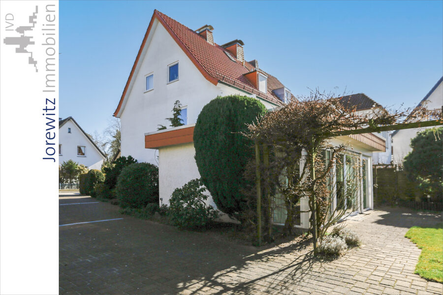 Bielefeld-Senne: Gemütliche Doppelhaushälfte als Ein- bis Zweifamilienhaus mit schönem Garten - 001 - Seitenansicht