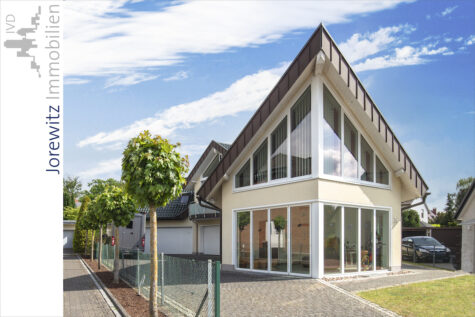 Bi-Quelle: Außergewöhnliche 3 Zimmer-Wohnung in ruhiger Lage (Sackgasse) mit Balkon und Einbauküche, 33649 Bielefeld, Dachgeschosswohnung